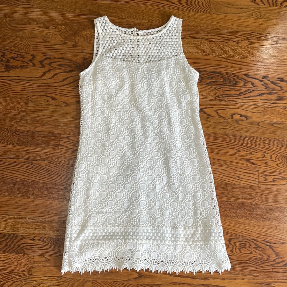 White House Black Market like new size 2 embroidered white sheath dress